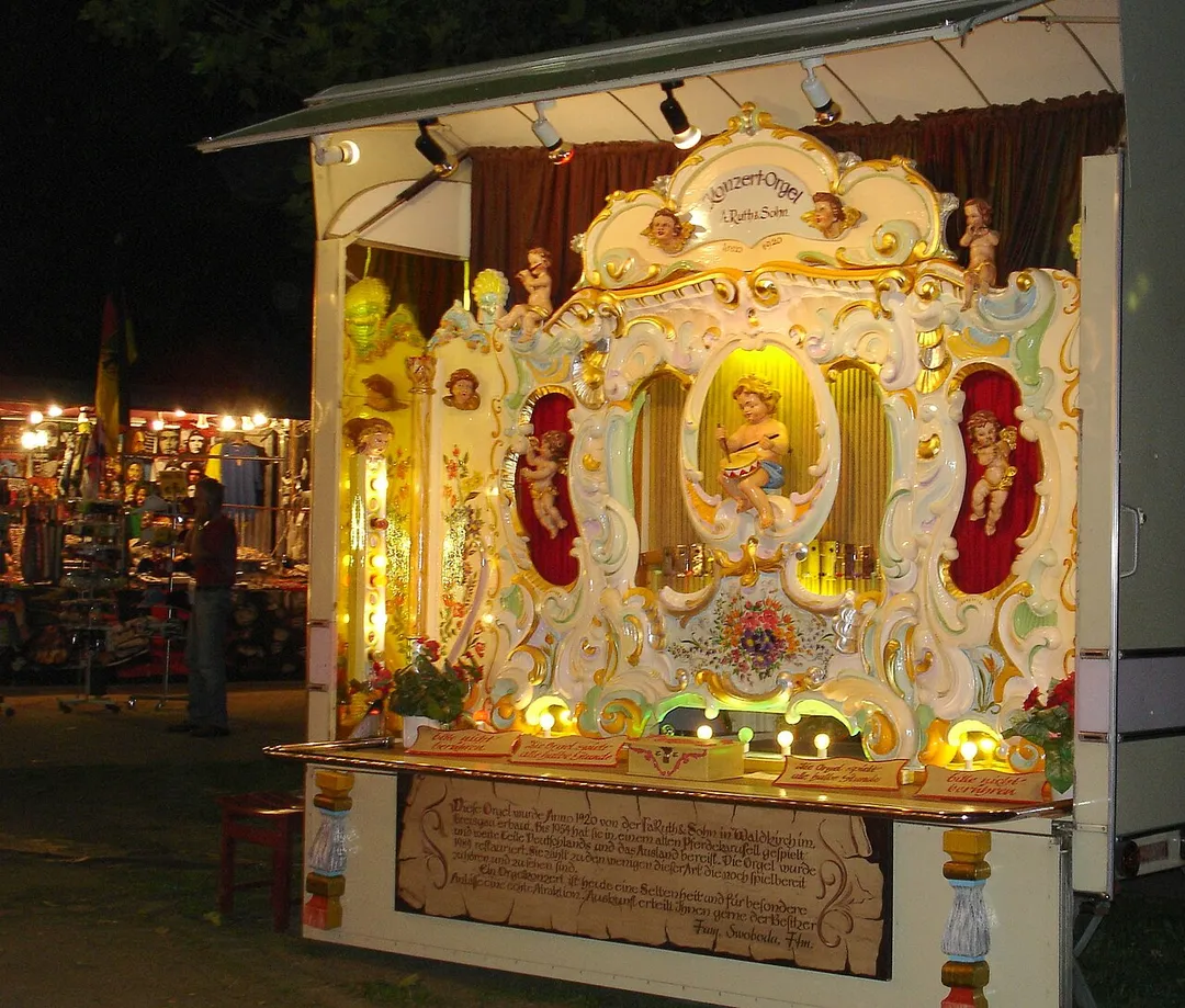 Jahrmarktsorgel auf dem Berger Markt
Konzert-Orgel, A. Ruth &amp; Sohn (1920)



“

Diese Orgel wurde anno 1920 von der Firma Ruth &amp; Sohn in Waldkirch im Breisgau erbaut. Bis 1954 hat sie in einem alten Pferdekarusell gespielt und weite Teile Deutschlands und das Ausland bereist. Die Orgel wurde 1984 restauriert. Sie zählt zu den wenigen dieser Art, die noch spielbereit zu hören und zu sehen sind.
Ein Orgelkonzert ist heute eine Seltenheit und für besondere Anlässe eine echte Attraktion. Auskunft erteilt Ihnen gerne der Besitzer.
Fam. Swoboda, Ffm.


”