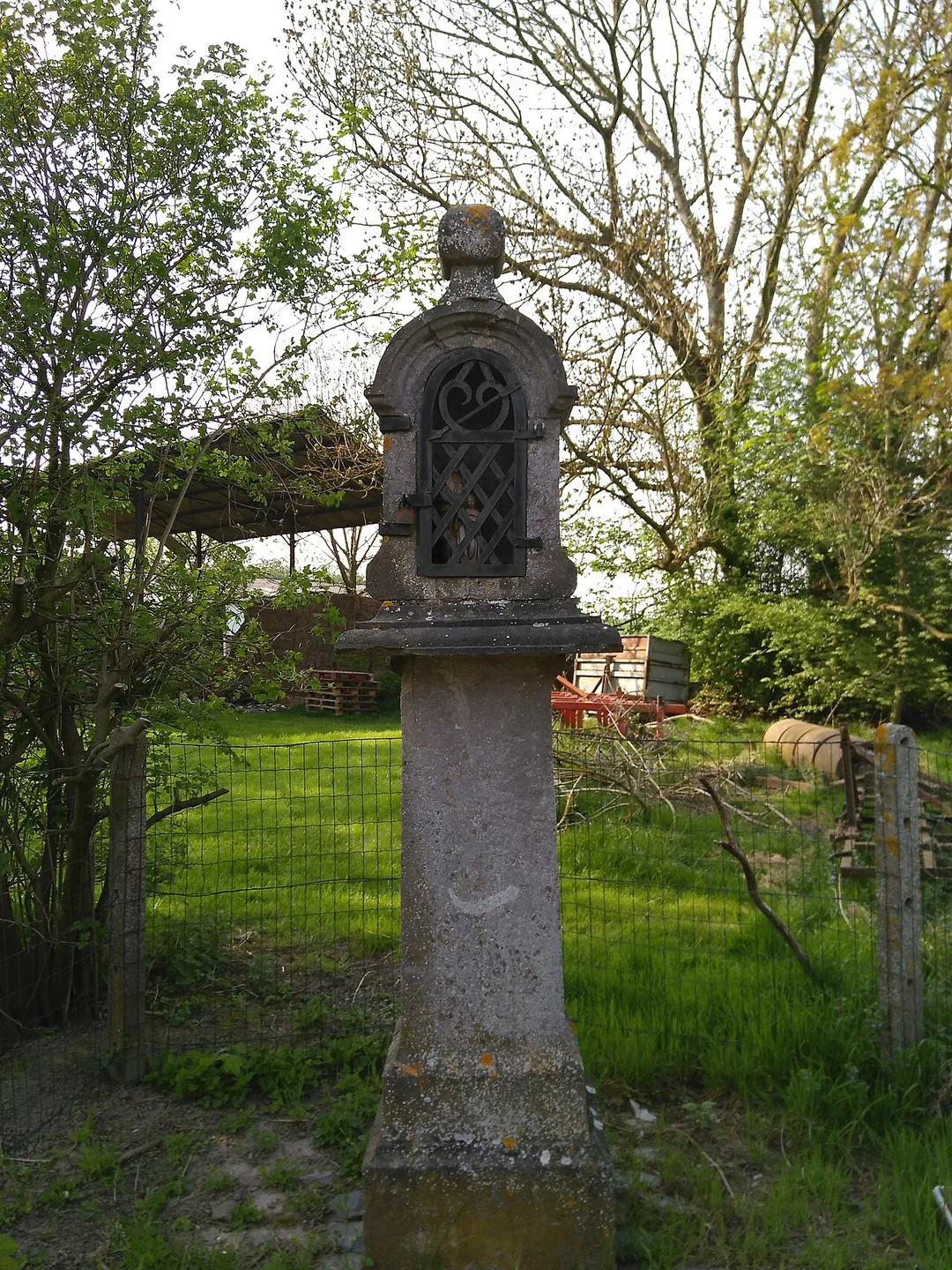 Potale isolée à l'entrée du hameau de Saint-Paul (Walhain).