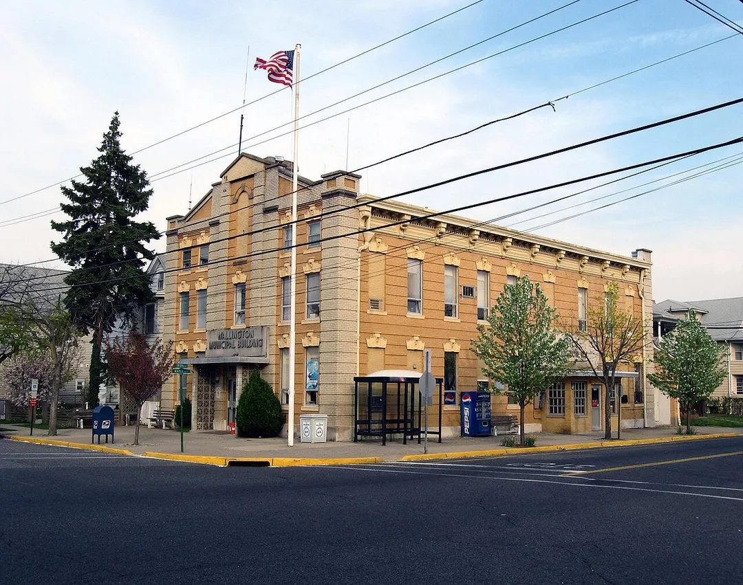 en:Wallington, NJ Municipal Building at 45 Union Avenue, looking east on a sunny late afternoon in early spring.