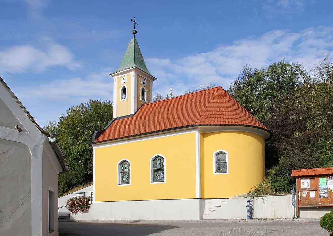 Ortskapelle hl. Anna, Sebastian und Josef in Waltendorf, ein Ortsteil der niederösterreichischen Marktgemeinde Würmla. Ein ungegliederter Bau aus der ersten Hälfte des 19. Jahrhunderts mit geschweiftem Giebel, Dachreiter und eingezogener halbrunder Apsis.