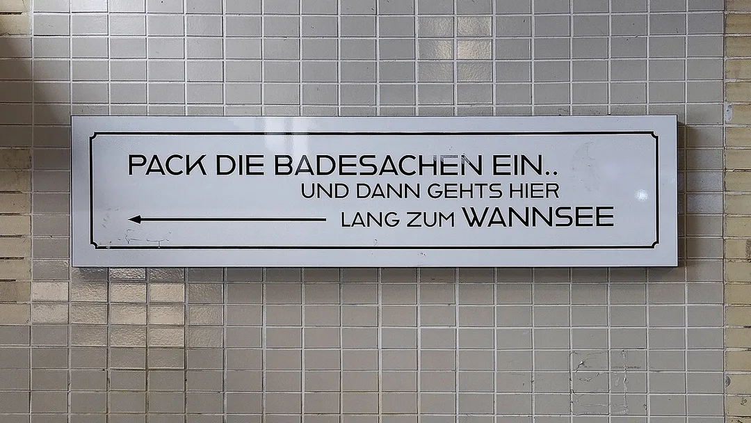 Berlin S-Bahnhof-Nikolassee: westlicher Ausgang (Nord) an der Borussenstraße zum Strandbad Wannsee