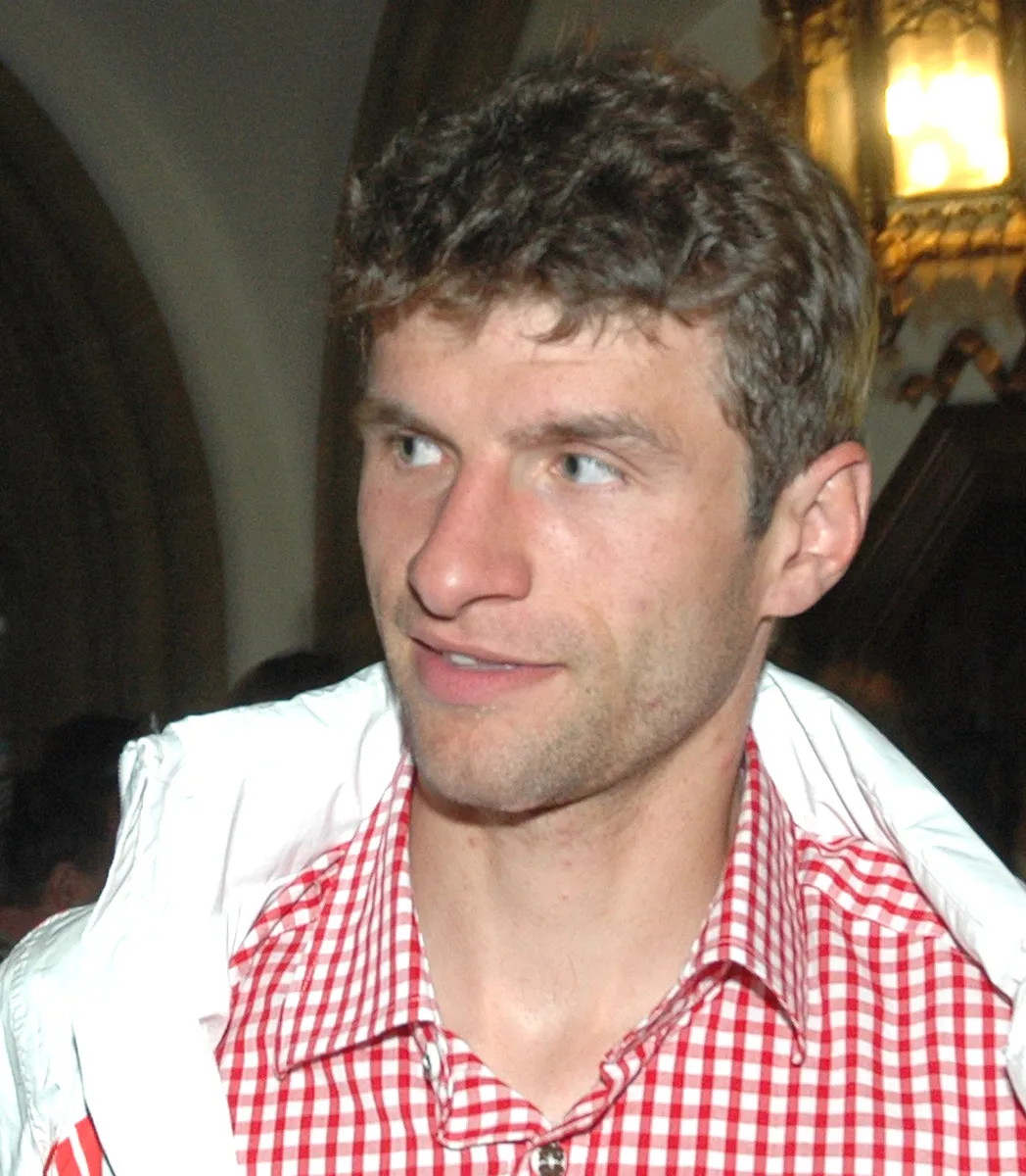 Thomas Müller bei der "Triple-Feier" im Münchner Rathaus 2013
