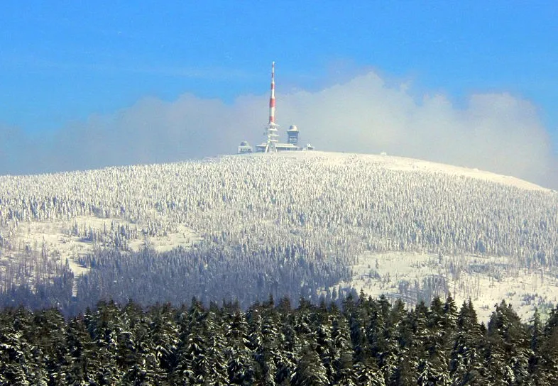 Brocken von Torfhaus aus gesehen, ca. 5 km Luftlinie

Foto aufgenommen von Benutzer Axel Hindemith, Februar 2006