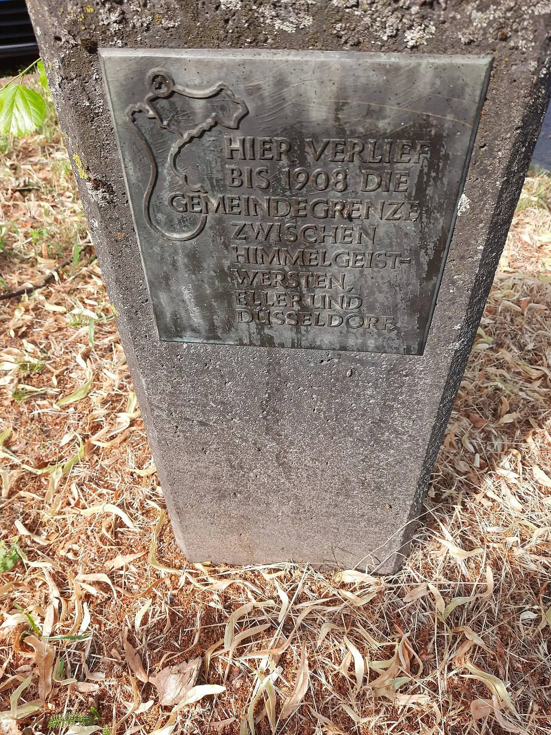 A plaque on a small stone stele that marks the location of a former municipality border until 1908 when some of the suburbs of Düsseldorfs were still independent.