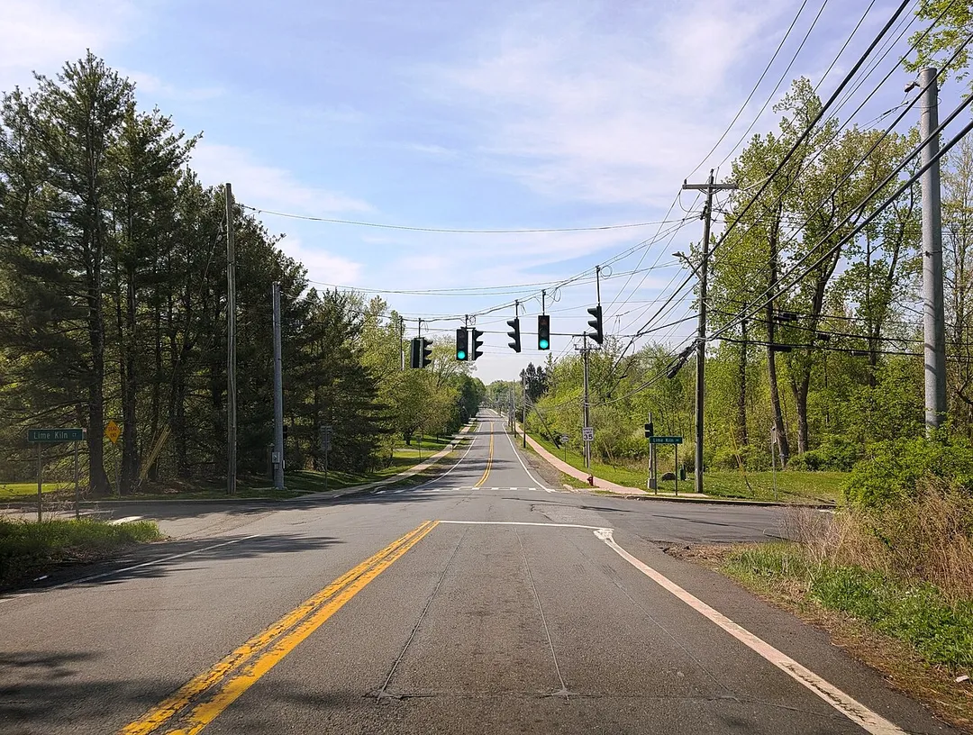 Photo of southbound New York State Route 306 in the village of Wesley Hills within the town of Ramapo, New York. Photo taken looking south at County Route 84 (Lime Kiln Road).