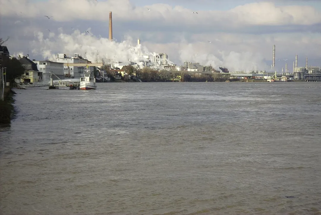 Wessling, Rheinufer mit chemischer Industrie