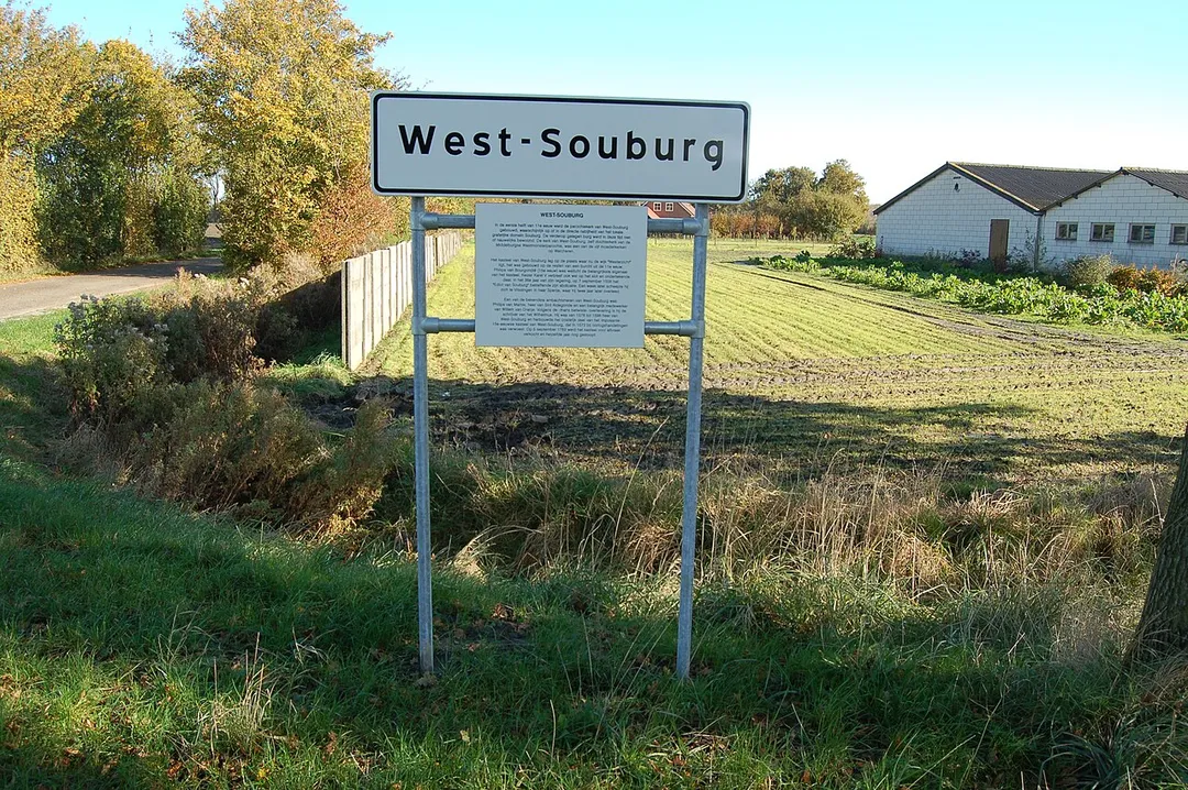 Een plaatsnaambord met informatiepaneel van West-Souburg die in oktober 2012 zijn geplaatst op de kruising Vrijburgstraat/Jacoba van Beierenweg