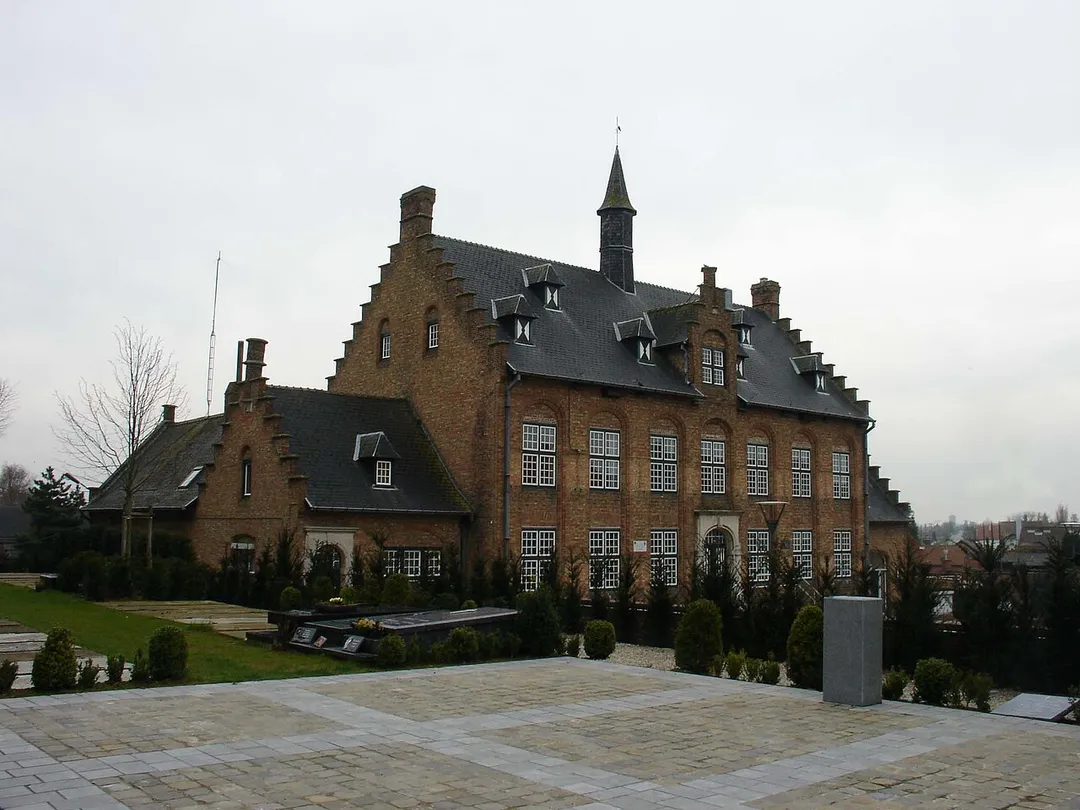 Het oude gemeentehuis op het dorpsplein in Westrozebeke dat nog herinnert aan de tijd dat het dorp nog een aparte gemeente was.
