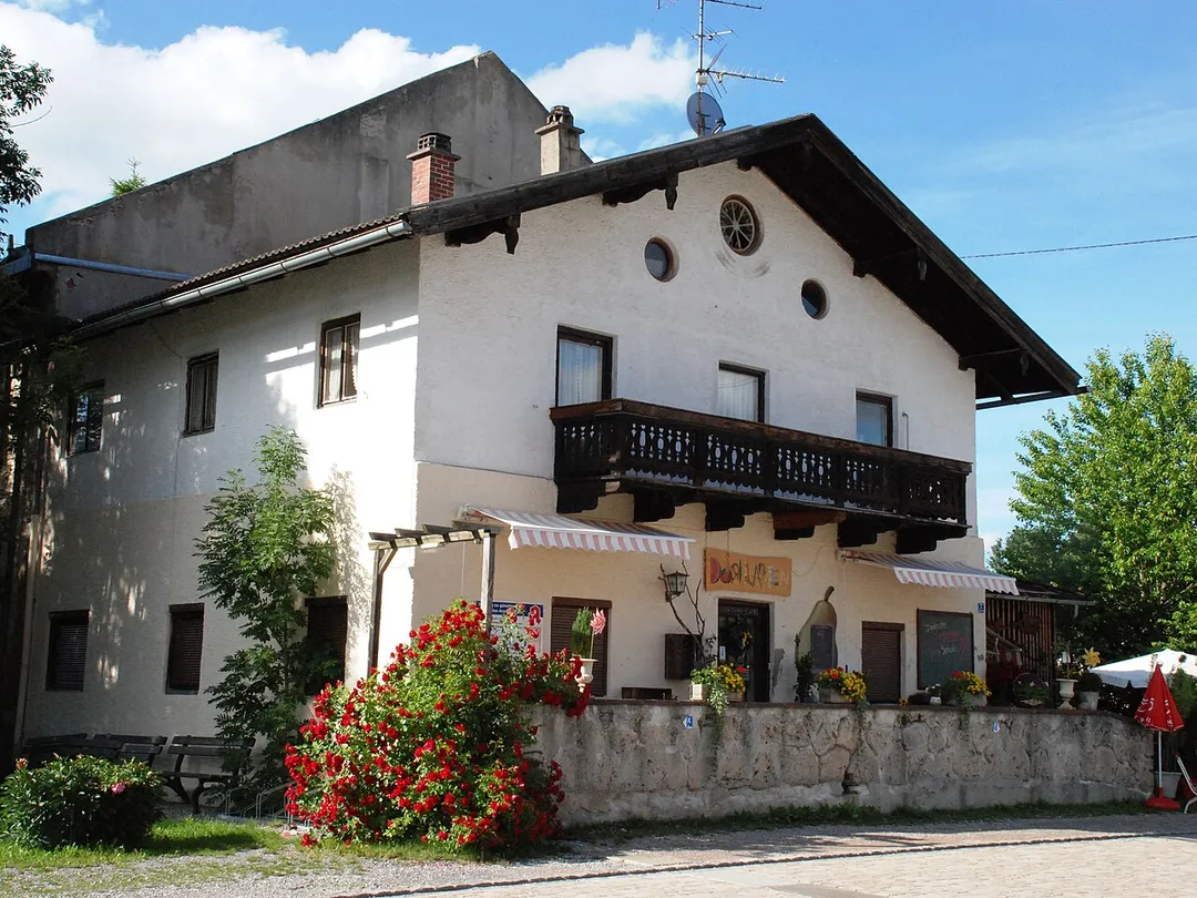 Ehemalige Stallung des Augustinerchorherrenstifts Weyarn, heute Wohn- und Geschäftshaus, am Klosterweg 2 in Weyarn, Landkreis Miesbach, Regierungsbezirk Oberbayern, Bayern. Im Kern von 1706, Westwand in Teilen vermutlich noch vom Vorgängerbau aus der Zeit vor 1706, Umbau 1713, Aufstockung wohl erste Hälfte 19. Jahrhundert. Als Baudenkmal unter Aktennummer D-1-82-137-117 in der Bayerischen Denkmalliste aufgeführt.