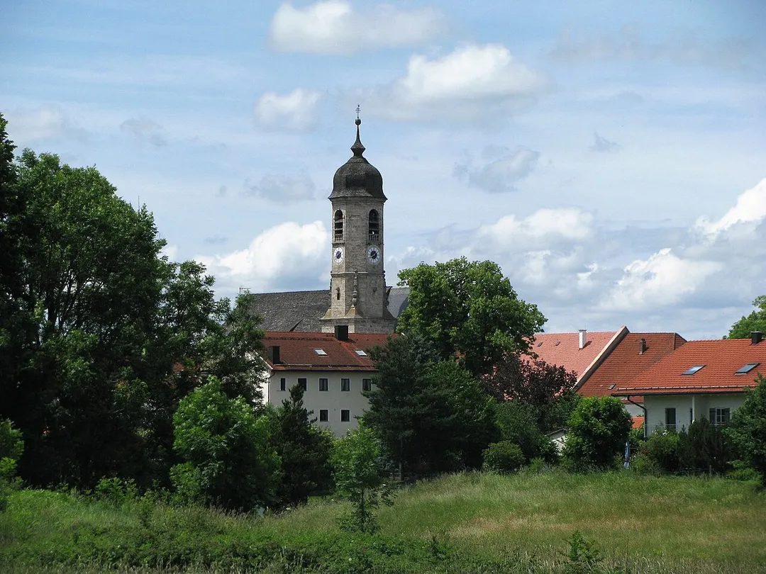 Ansicht der Weyarner Kirche St. Peter und Paul aus Ostsüdost