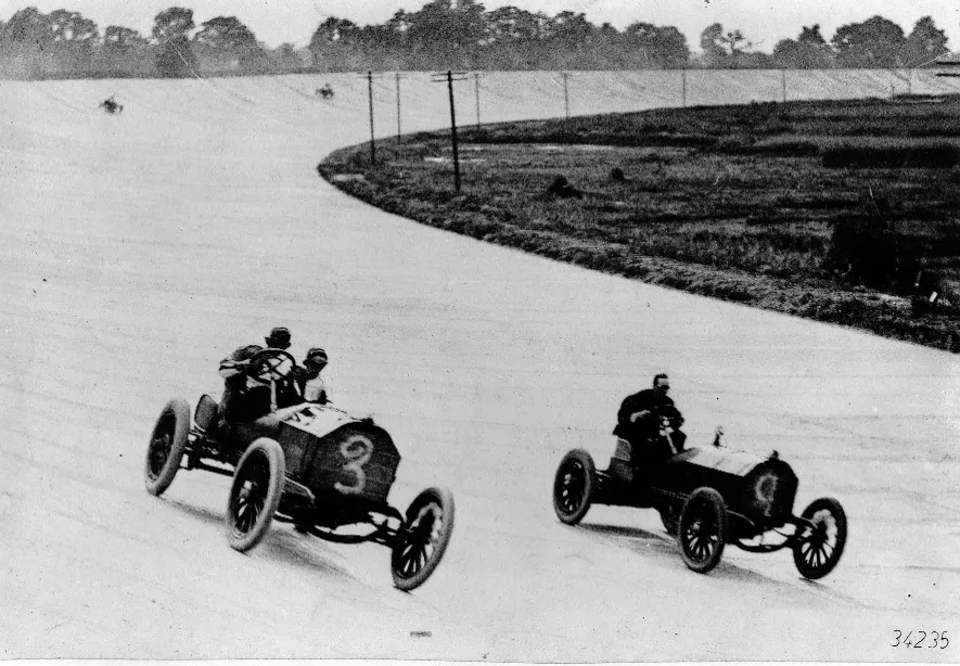 Brooklands, Siegerwagen Mercedes 120 PS: Dario Resta (Startnummer 3) gewinnt das Rennen um den „Prix de la France” am 5. August 1907 auf der Rennstrecke von Brooklands/England, und J. E. Hutton (Startnummer 9) belegt Platz 2.