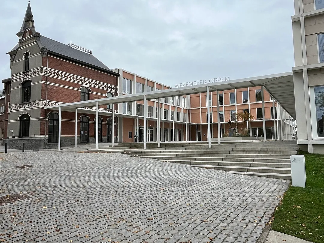 Het gemeentehuis met aanpalende bibliotheek en Nederlandstalige basisschool in Wezembeek-Oppem, provincie Vlaams-Brabant.
