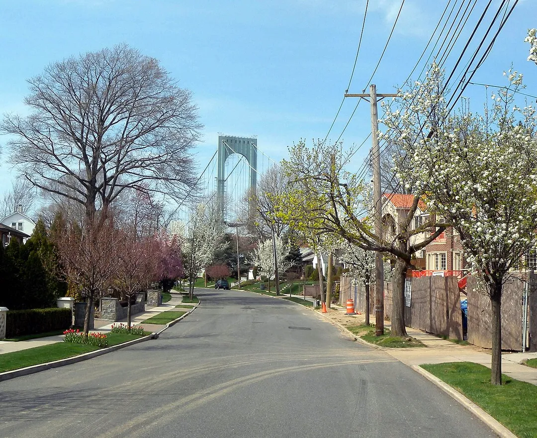 Looking north on Malba Drive in en:Malba, Queens on a cloudy midday.
