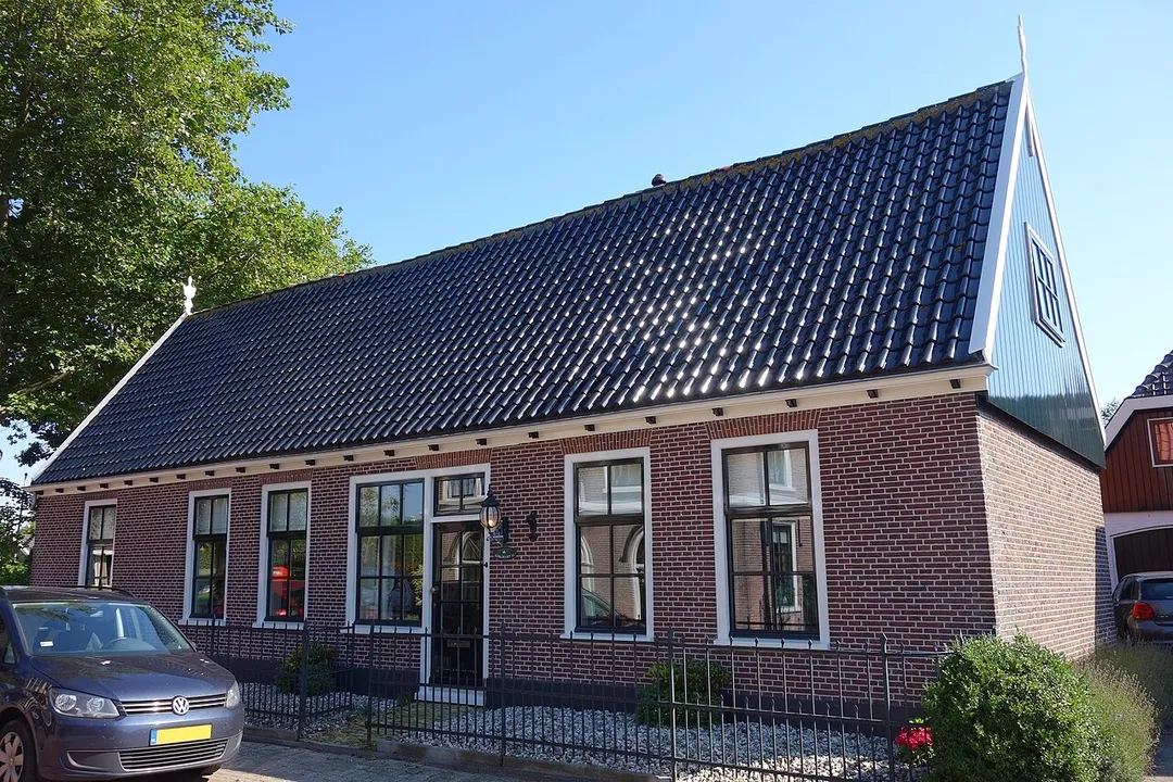 Woning aan de Kerkbuur 63 in Wijdenes, gebouwd rond 1850.