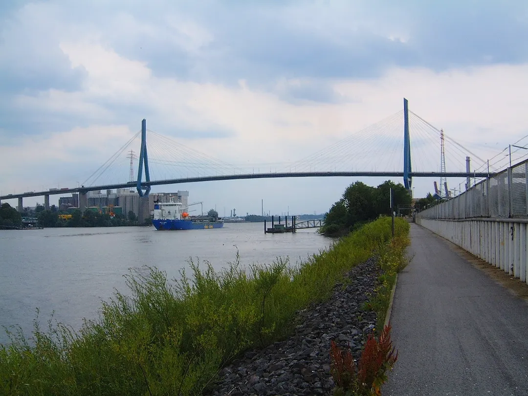 Köhlbrandbrücke Hamburg, 14.7.04. Blick von Waltershof in Richtung Süden.