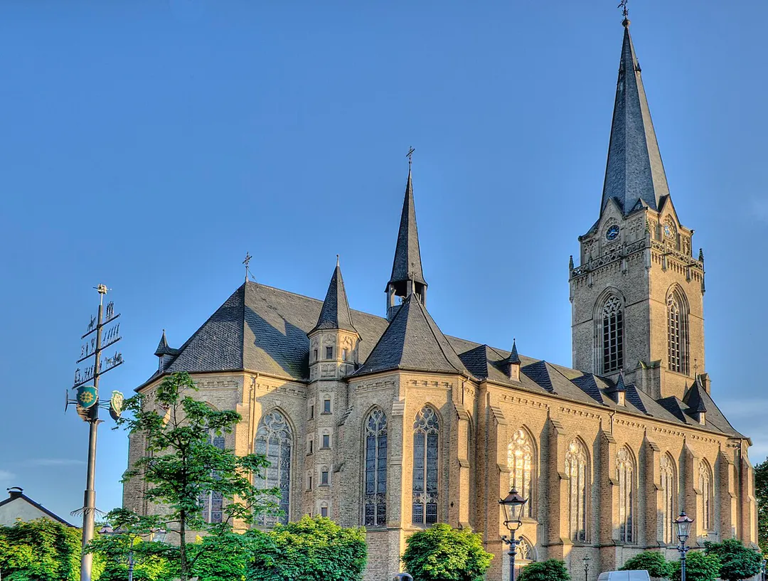 Kath. Kirche "St. Katharina" in Alt-Willich (Fotomontage mit blauem Himmel)