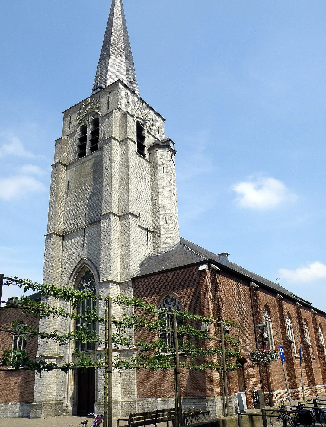 Antwerpen, district Wilrijk. Sint-Bavokerk, gelegen aan de Sint-Bavostraat te Wilrijk. Toren gotisch, waarsch. begin 16de eeuw; schip, kruisbeuk en koor neo-gotisch (1842-1849).
Vgl. Inventaris van het Onroerend Erfgoed.