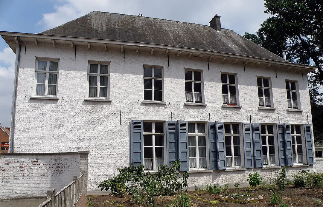 Antwerpen, district Wilrijk. Pastorie van de Sint-Bavokerk, gelegen aan de Sint-Bavostraat te Wilrijk. Opgetrokken omstr. 1640, verbouwd en vergroot (o.m. bijbouwen verdieping) in 1874.
