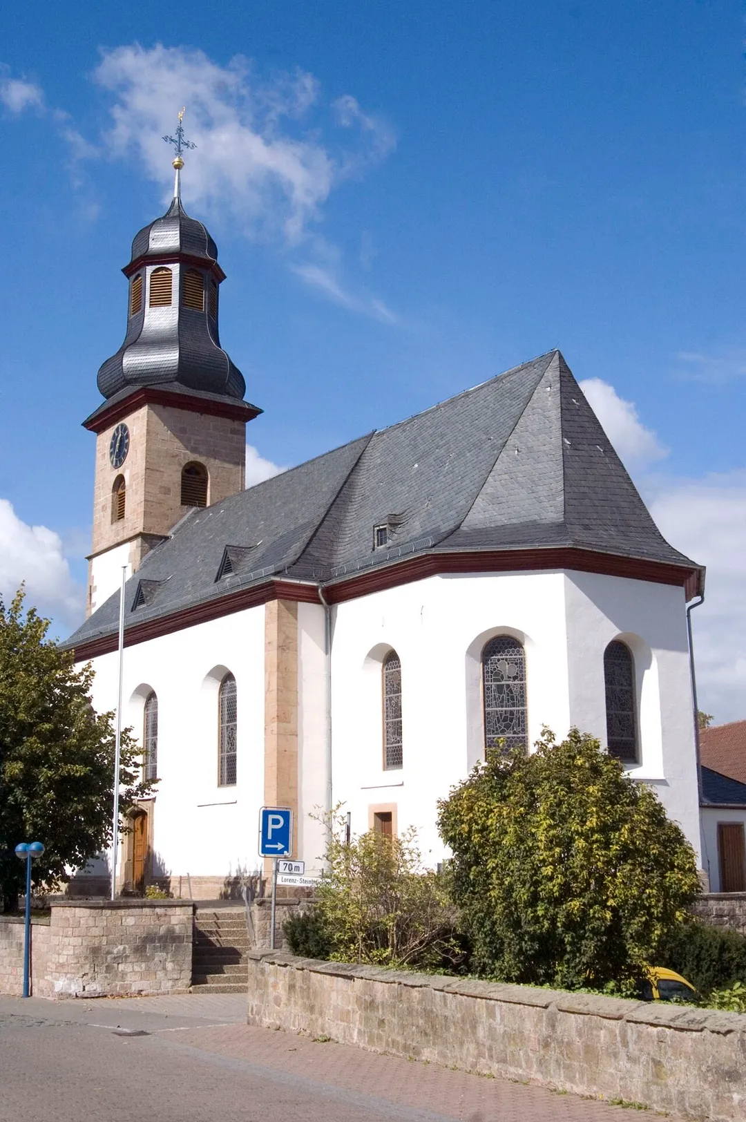 Kirchstraße 19: Protestantische Pfarrkirche; spätbarocker Saalbau, bezeichnet 1749, eventuell auf spätgotischen Fundamenten, 1409, Westturm bezeichnet 1754; Walcker-Orgelwerk von 1914; ortsbildprägend