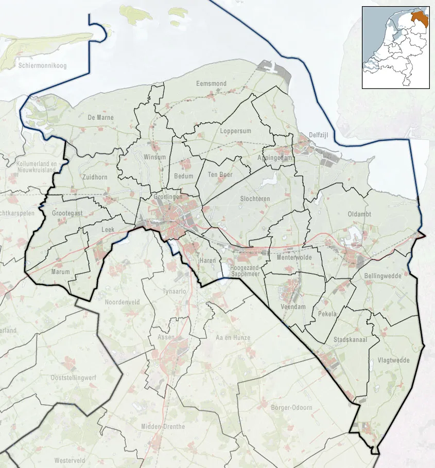 Referentiekaart van Provincie Groningen, met indeling van gemeenten (2010) en impressie van het landschap.
Door Jan-Willem van Aalst, samengesteld uit publiek beschikbare geo-data:

Referentie-ondergrond (kustlijn, steden, wegen) gerasterd uit de OpenStreet Map OSM. (http://www.openstreetmap.org/index.html) Inhoud is beschikbaar onder de Creative Commons Attribution-ShareAlike 3.0 license.
Referentie-ondergrond op water bewerkt vanuit http://satfoto.geoserve.nl/false-nl/index.html. Gebruik is vrij met bronvermelding NLR en ESA.
Vectorgrenzen van gemeenten en regio's vrij ter beschikking gesteld met dank aan cartografen van brandweerregio's Hollands-Midden en IJsselland; gerasterd in Photoshop.
Hoogte-aanduidingen (reliëf) gerasterd uit de AHN Viewer (http://www.ahn.nl/kaart/); gebruik is vrij met bronvermelding (c) AHN, www.ahn.nl;
Overige kenmerken op de kaart: eigen tekenwerk van Jan-Willem van Aalst, op basis van gerasterde gemeentegrenzen.