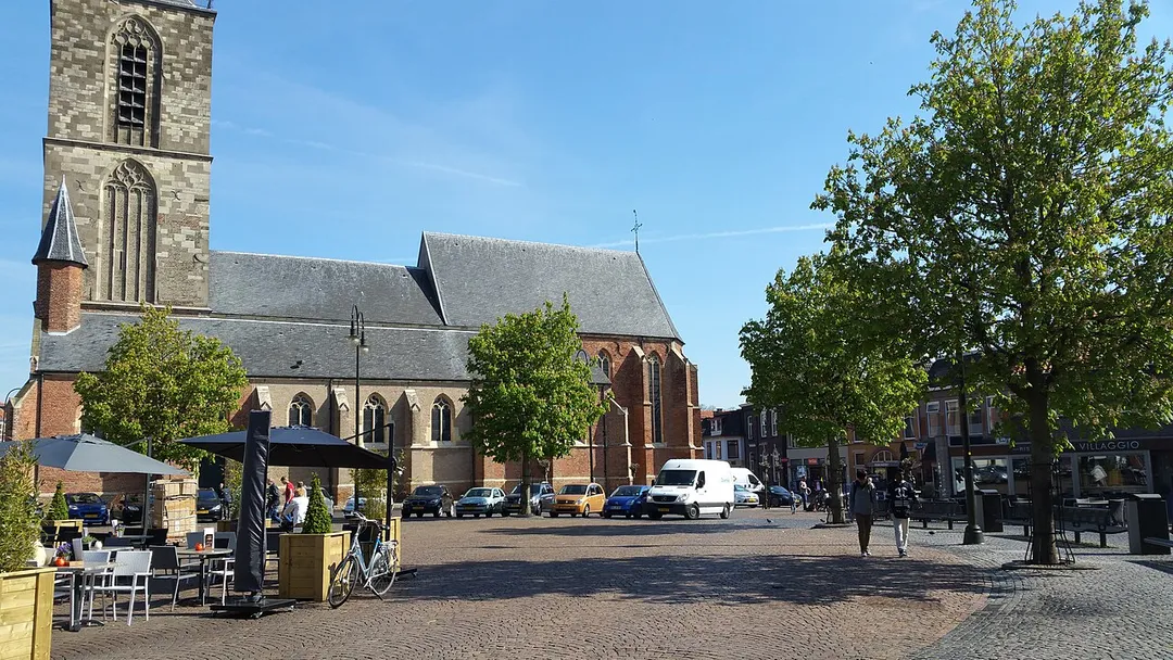 de Markt in Winterswijk, Nederland, met de Jacobskerk op de achtergrond