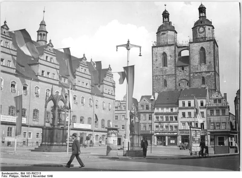 For documentary purposes the German Federal Archive often retained the original image captions, which may be erroneous, biased, obsolete or politically extreme. Wittenberg, Marktplatz, Rathaus, Stadtkirche
Illus Philipps Nov.49, Lutherstadt Wittenberg auf dem Marktplatz 

4514-49