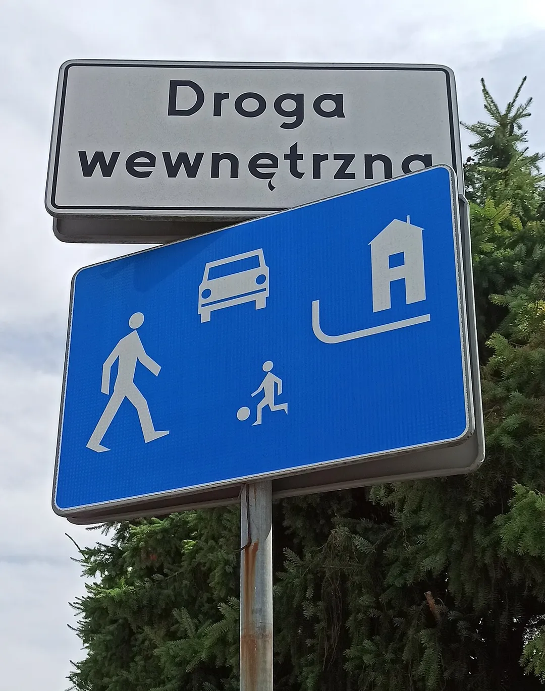 Wrocław - Wojszyce, znaki drogowe przy ulicy Tulipanowej.