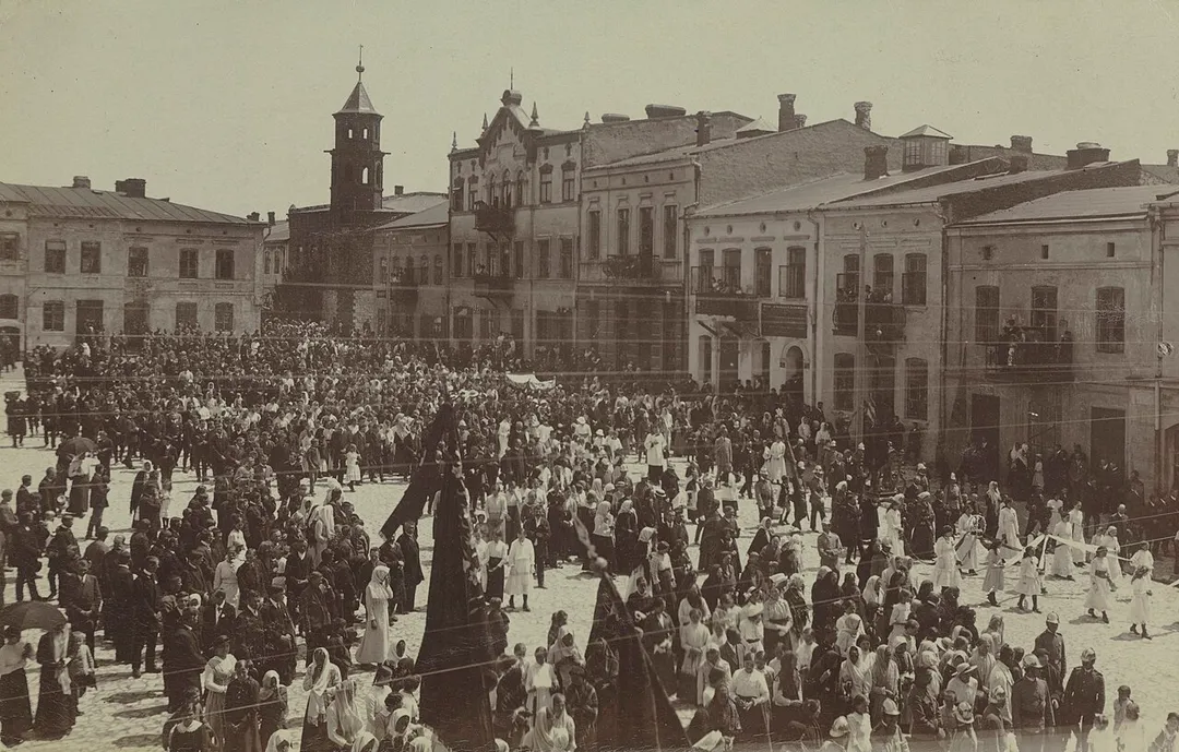 Tytuł: Nieokreślone uroczystości na rynku w Wolbromiu.Adres wydawniczy: [Miejsce nieznane : wydawca nieznany, około 1916] ([miejsce nieznane : drukarz nieznany])Gatunek: pocztówkaForma i typ: pocztówkiOpis fizyczny: [1] karta : ilustracja ; 9x14 cmRok wydania według adnotacji na rewersie. Tytuł nadany przez katalogującego. Na rewersie oznaczenie papieru: Cellofix-Postkarte D.R.P. nr. 176323.