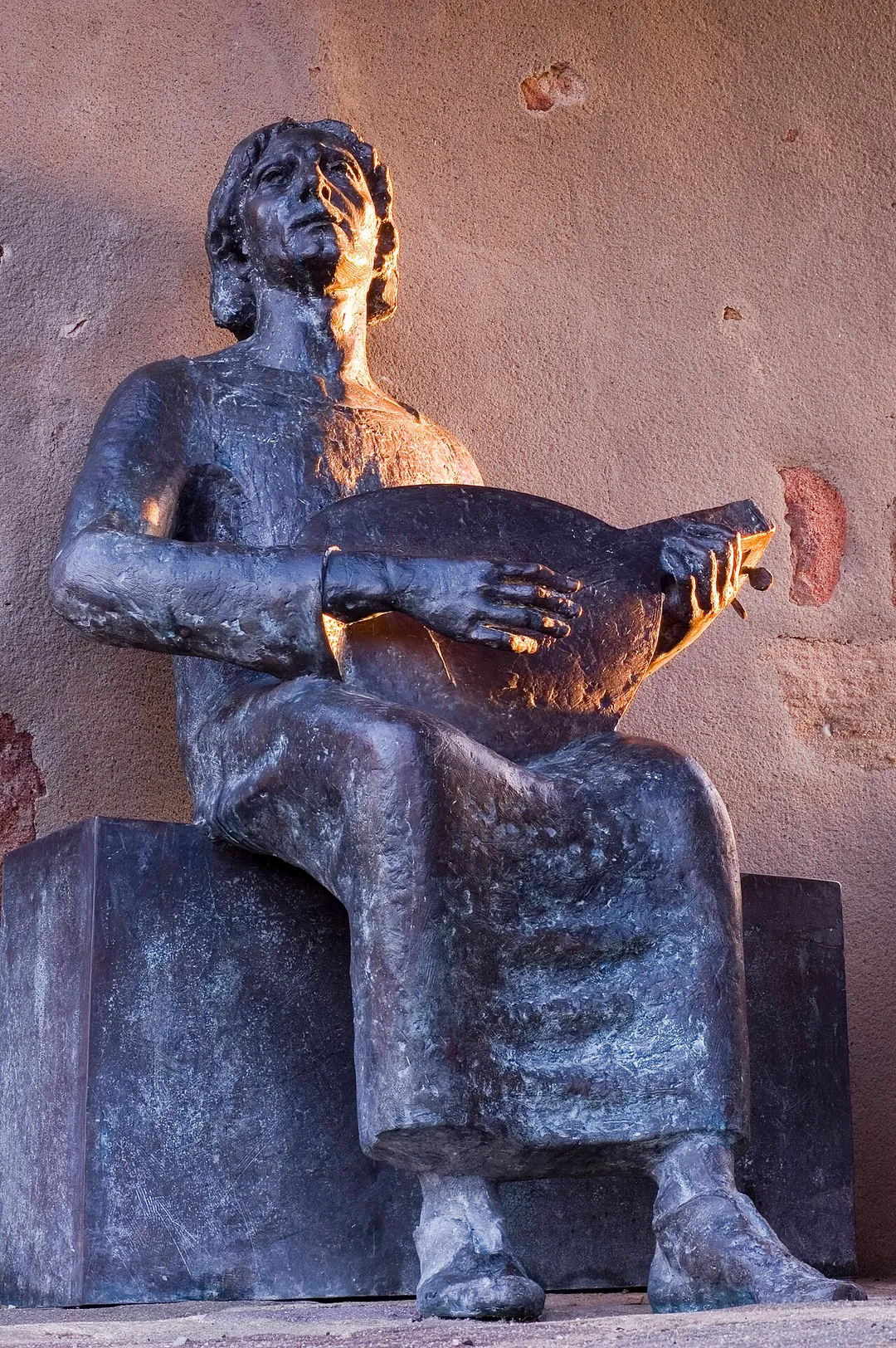 800 years ago Wolfram von Eschenbach sang in his epic poetry Parzival about the bad condition of the joust meadow of castle Abenberg. Today his statue is watching over the condition of its meadow