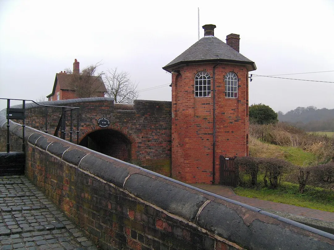 Toll House and upper bridge at the Bratch Locks, Wombourne, South Staffs., UK, on the Staffordshire and Worcestershire Canal