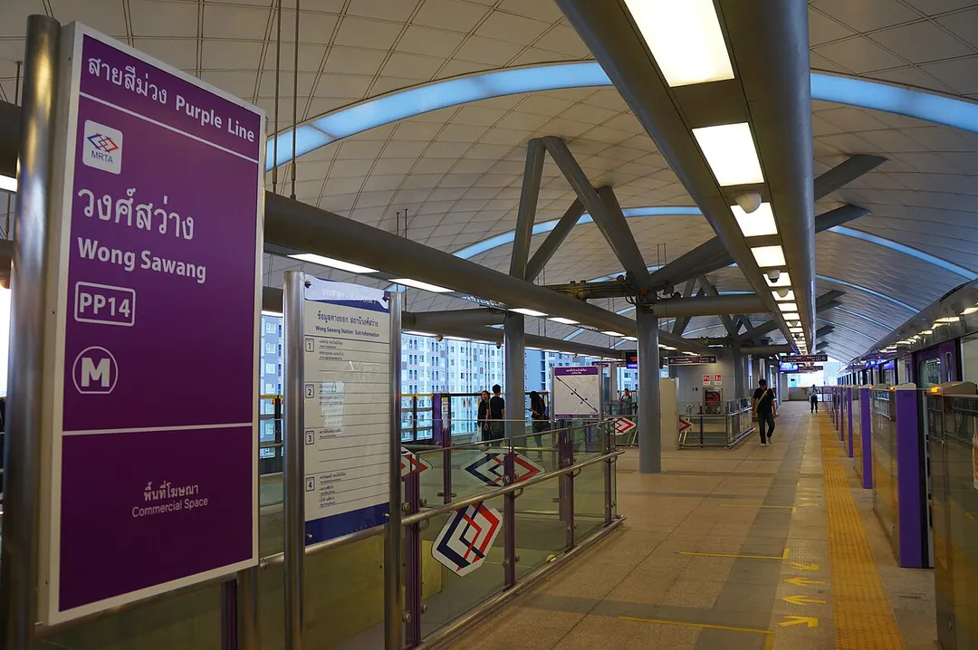 201701 Wong Sawang Station. Do not be confused with Wongwian Yai Station