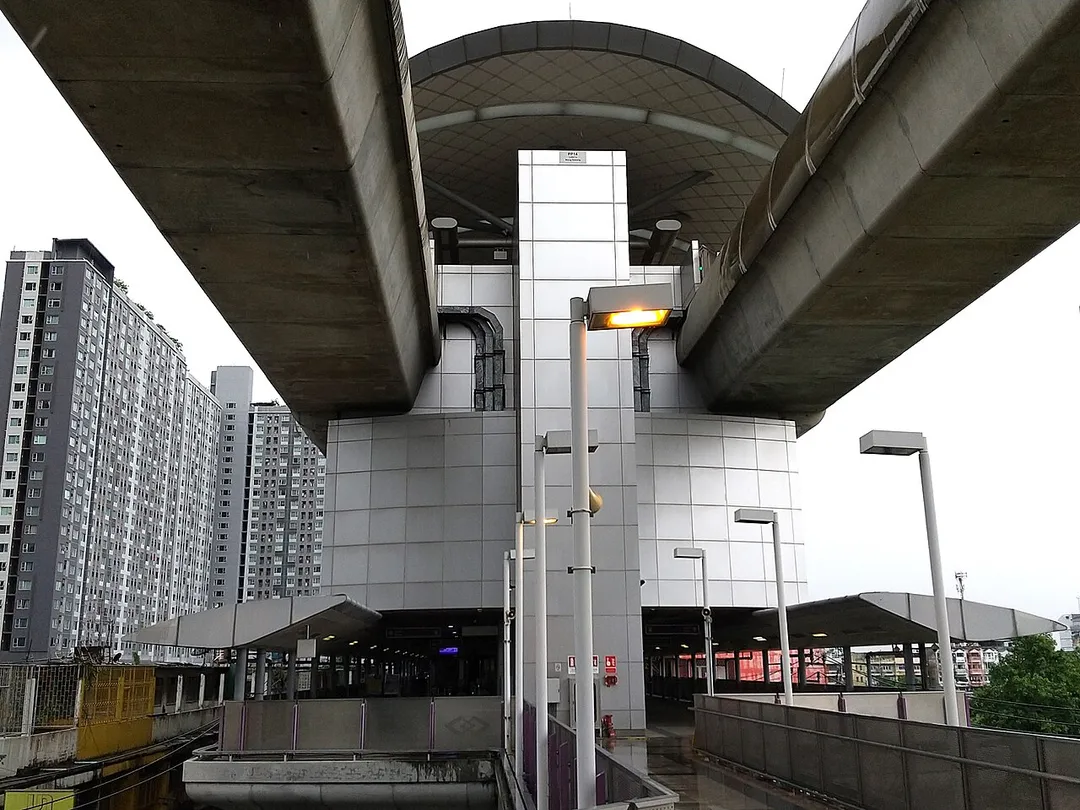 Wong Sawang Station