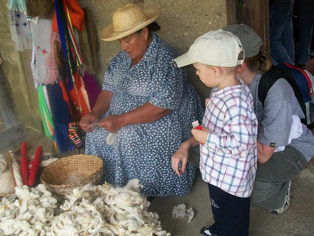 Lady weaving wool at the venezuelan theme park Los Aleros.
