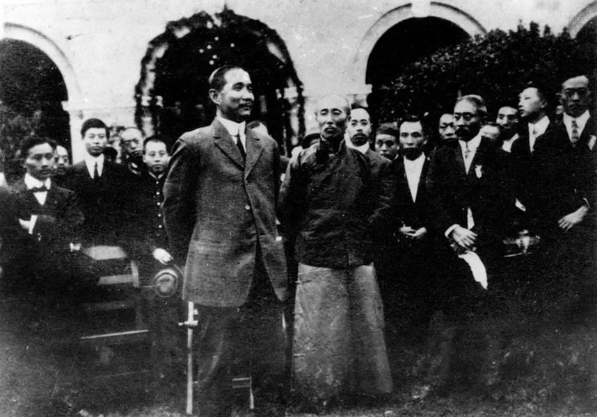 ​1912年10月10日，孙中山出席环球中国学生会举办的武昌起义周年纪念会并发表演说，孙中山左旁为伍廷芳。