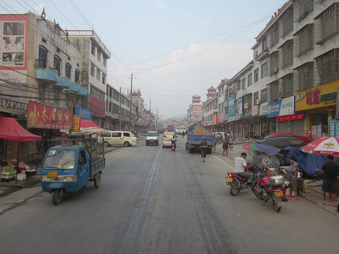 Hutian Town(simplified Chinese: 壶天镇; traditional Chinese: 壺天鎮; pinyin: Hutian Zhen), is an urban town in Xiangxiang City, Xiangtan City, Hunan Province, People's Republic of China.The buildings in Hutian Town.