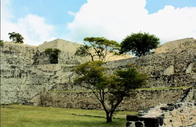 Base lateral izquierda de la Gran Pirámide de Xochicalco en el sitio arqueológico.