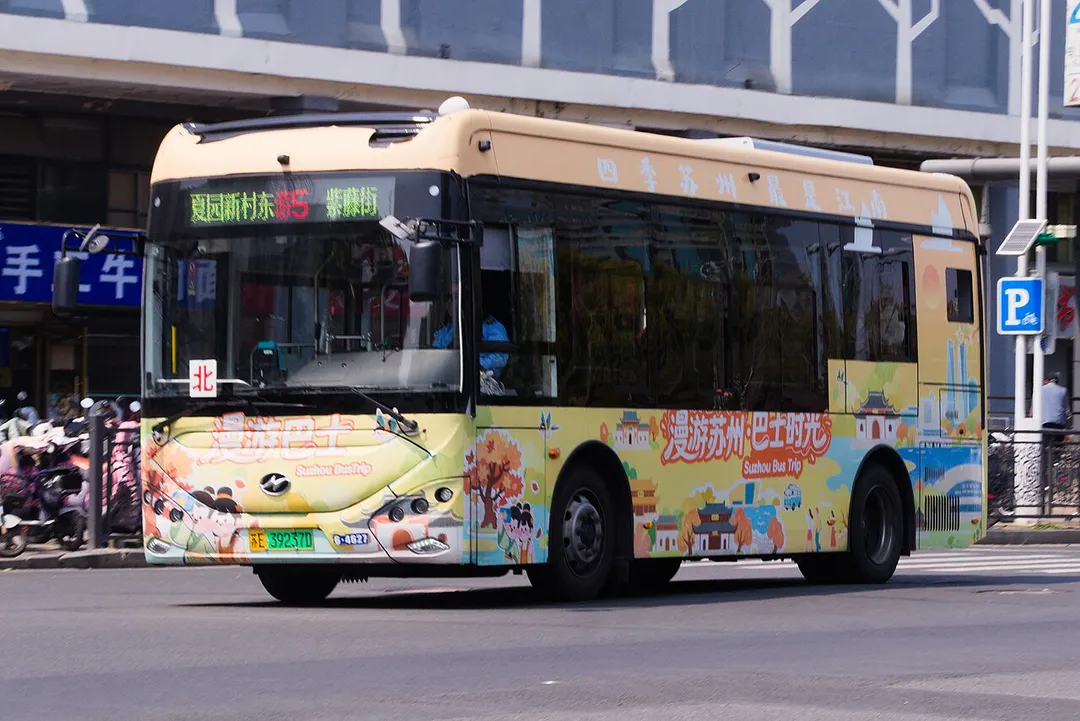 ​苏州公交园区公司运营的游5路北线（苏E 39237D，KLQ6856GAEVN3A，自编号1-8005），由夏园新村东开往紫藤街
