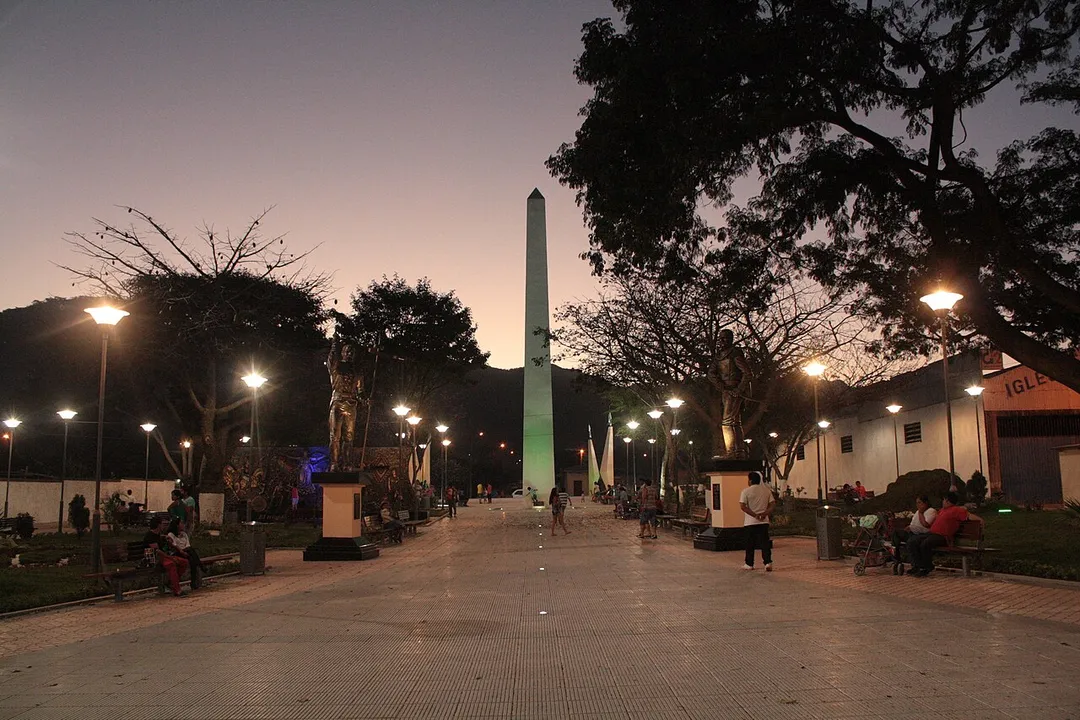 Obelisco de la Plaza "Los Libertadores" zona Barrio San Francisco, Yacuiba. Obra construida por el Gobierno Autónomo Municipal De Yacuiba en la Gestión del Alcalde Carlos Brú como homenaje a los heroes bolivianos y a la historia de nuestra patria. Fotografía tomada por José Luis Claros López