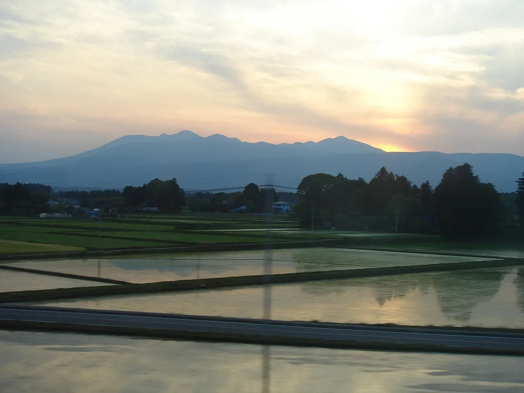 Mount Takahara as seen from the east. Taken from Tōhoku Shinkansen.