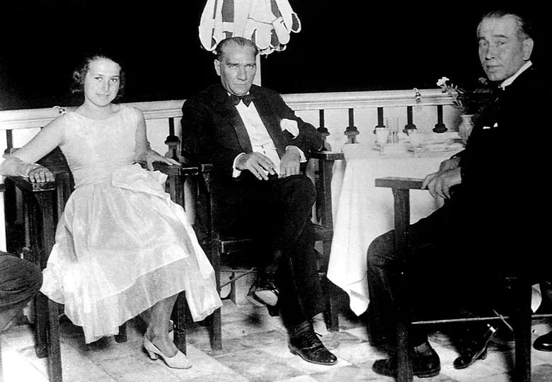From right to left: Ali Fethi Bey (Okyar), Mustafa Kemal Pasha (Atatürk), and Ali Fethi's daughter Nermin Hanım (Kırdar) in Yalova, on August 13, 1930.