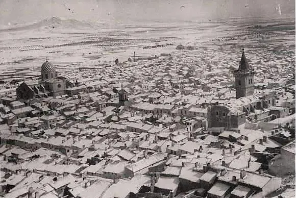 Vista nevada de principios de la década de 1940. Son patentes los estragos de la guerra civil en la iglesia Vieja, que aparece aquí sin cubiertas.