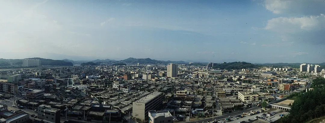 A city located in the northern part of Gyeongbuk. Area: 668.51㎢. It consists of 13 dongs, 1 eup, 9 myeons, and 195 ri, and the city hall is located in Huchon-dong.