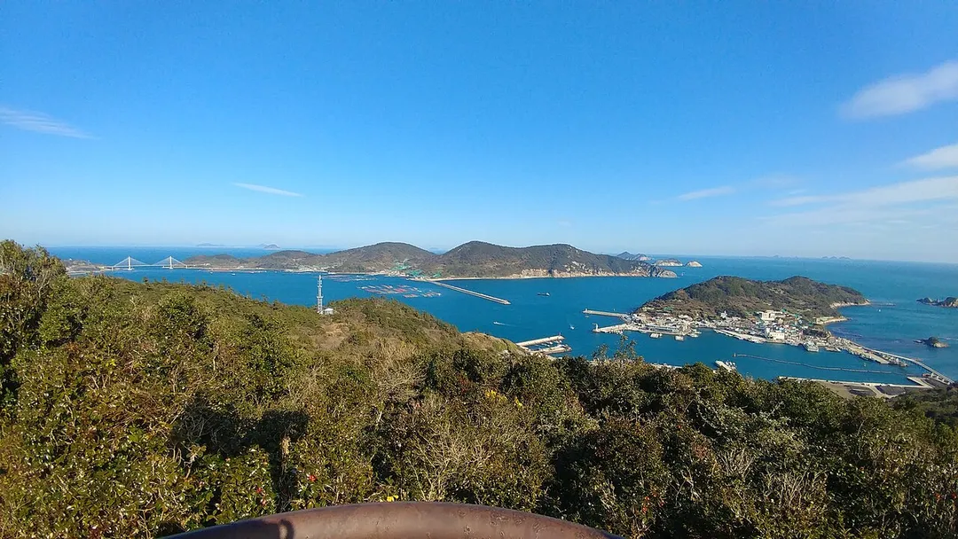 A view from Bultanbon Viewpoint in West Geomun Island (Seodo). From left to right is Geomun Daegyo (Way Bridge), East Geomun Island (Dongdo), Old Geomun Island (Godo) and Baekdo Islets.