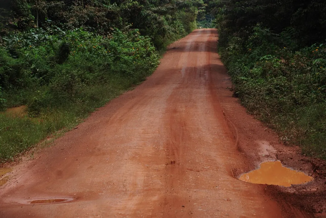 Route non bitumée dans la localité de Yokadouma dans la région de l'Est du Cameroun