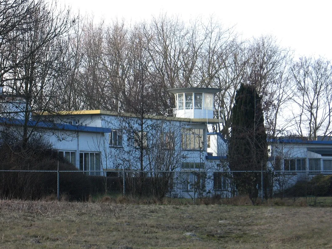 stationsgebouw met verkeerstoren Ypenburg (veldzijde)