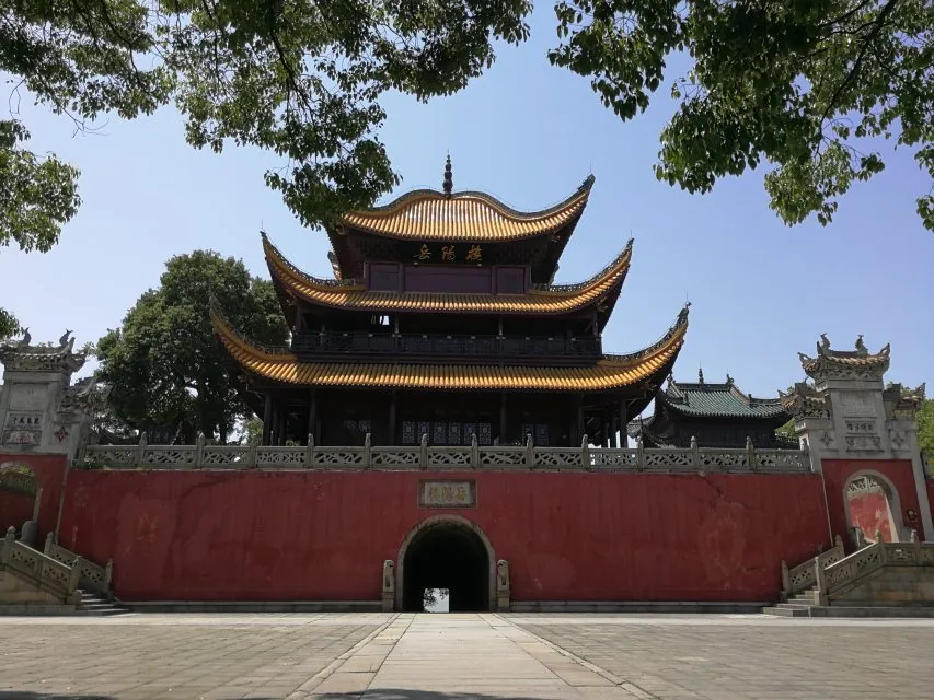 Frontal view of Yueyang Tower Yueyang Tower is a Chinese tower in Yueyang, Hunan, China.
