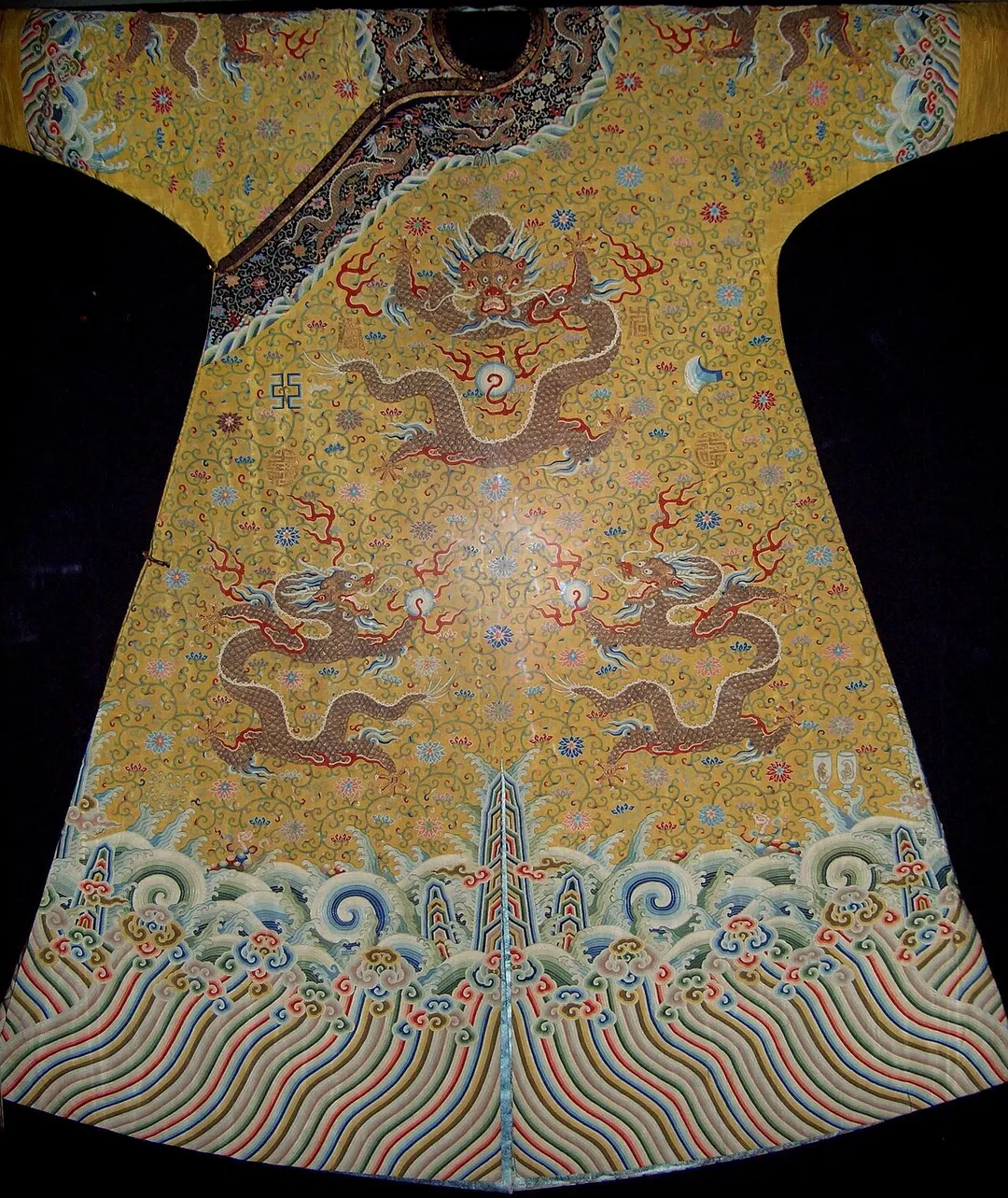 Dragon robe of Chinese Emperor Qianlong (1736-1796)
18th century

Grassi Museum, Leipzig, Germany