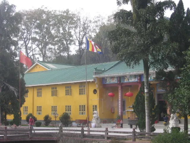 Front, three-quarters view  of Yunmen Temple near Shaoguan, Guangdong, China.

公有领域