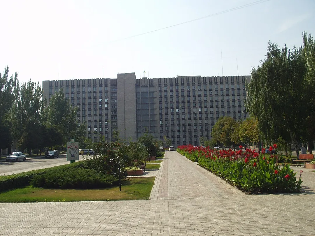 Oblgosadministracia of Donetsk Oblast. Located in city Donetsk. Photo created 21 August 2006.