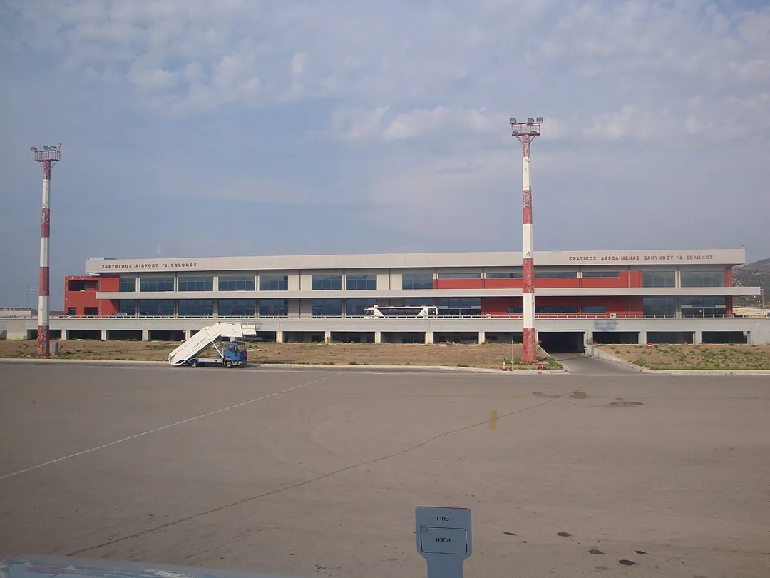 Letališka zgradba mednarodnega letališča D. Solomos na otoku Zakintos, Grčija.